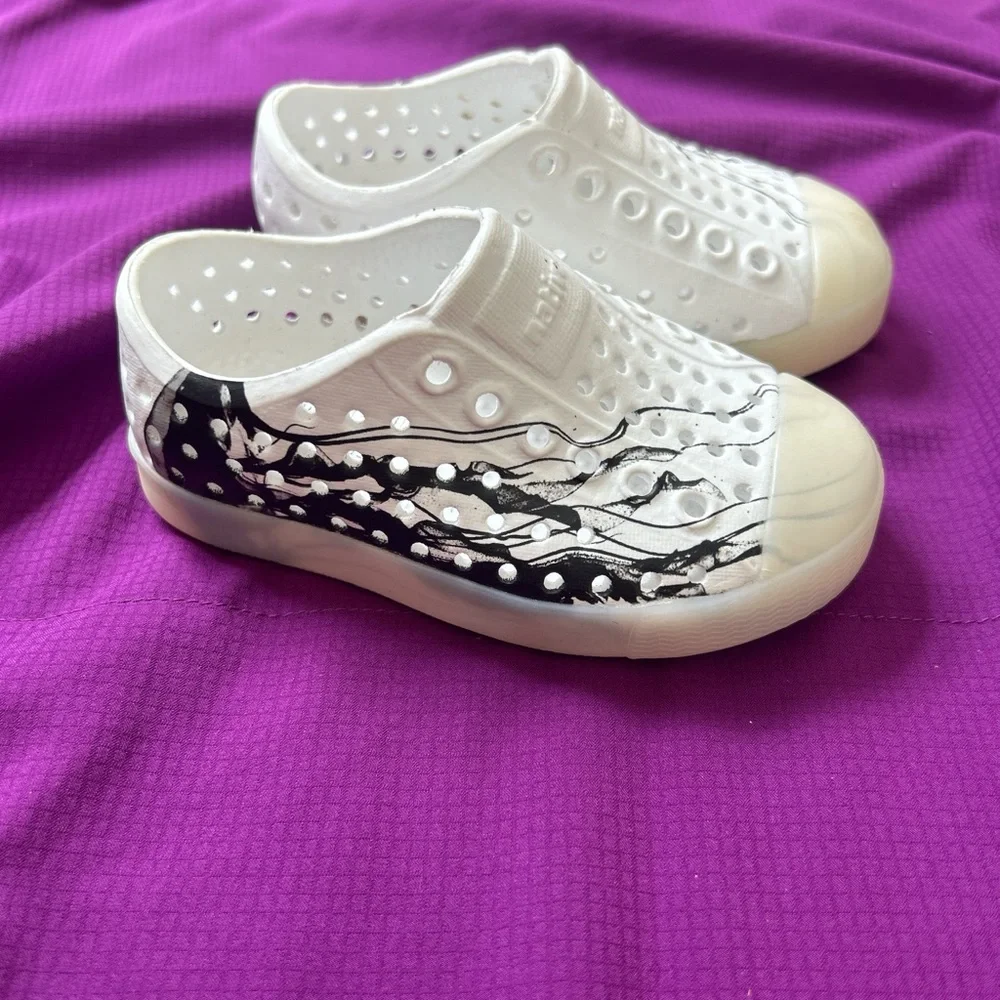 Native Jefferson Jellyfish Unisex Kids slip on waterproof Shoes  Black and white